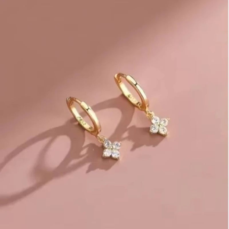 Boucles d'oreilles créoles NovaPick en acier inoxydable doré avec pendentif trèfle en zircon brillant